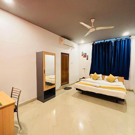 Hotel Aditya Palace Guwahati Exteriör bild