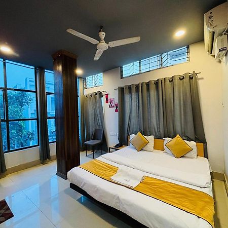 Hotel Aditya Palace Guwahati Exteriör bild
