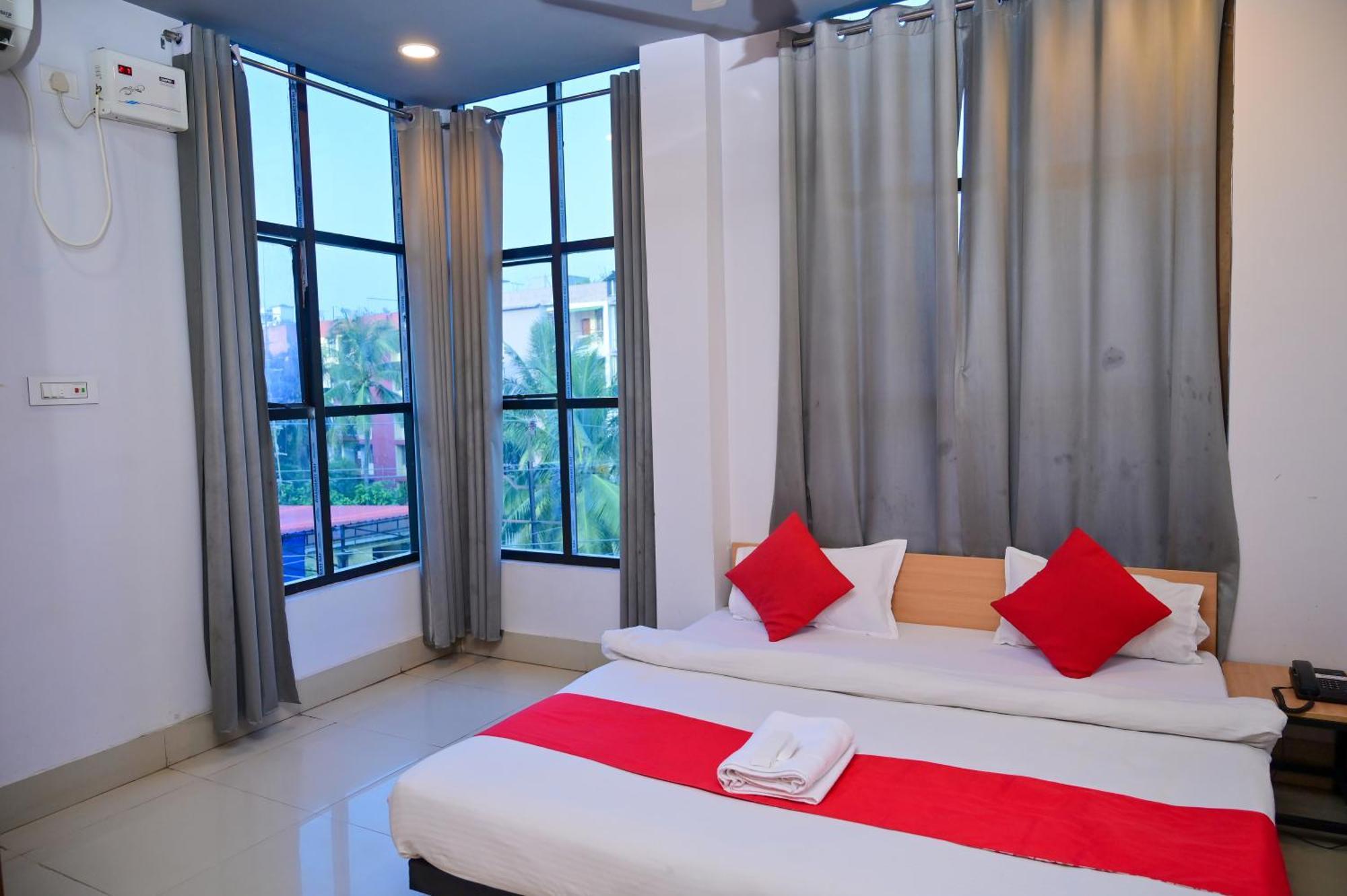 Hotel Aditya Palace Guwahati Exteriör bild
