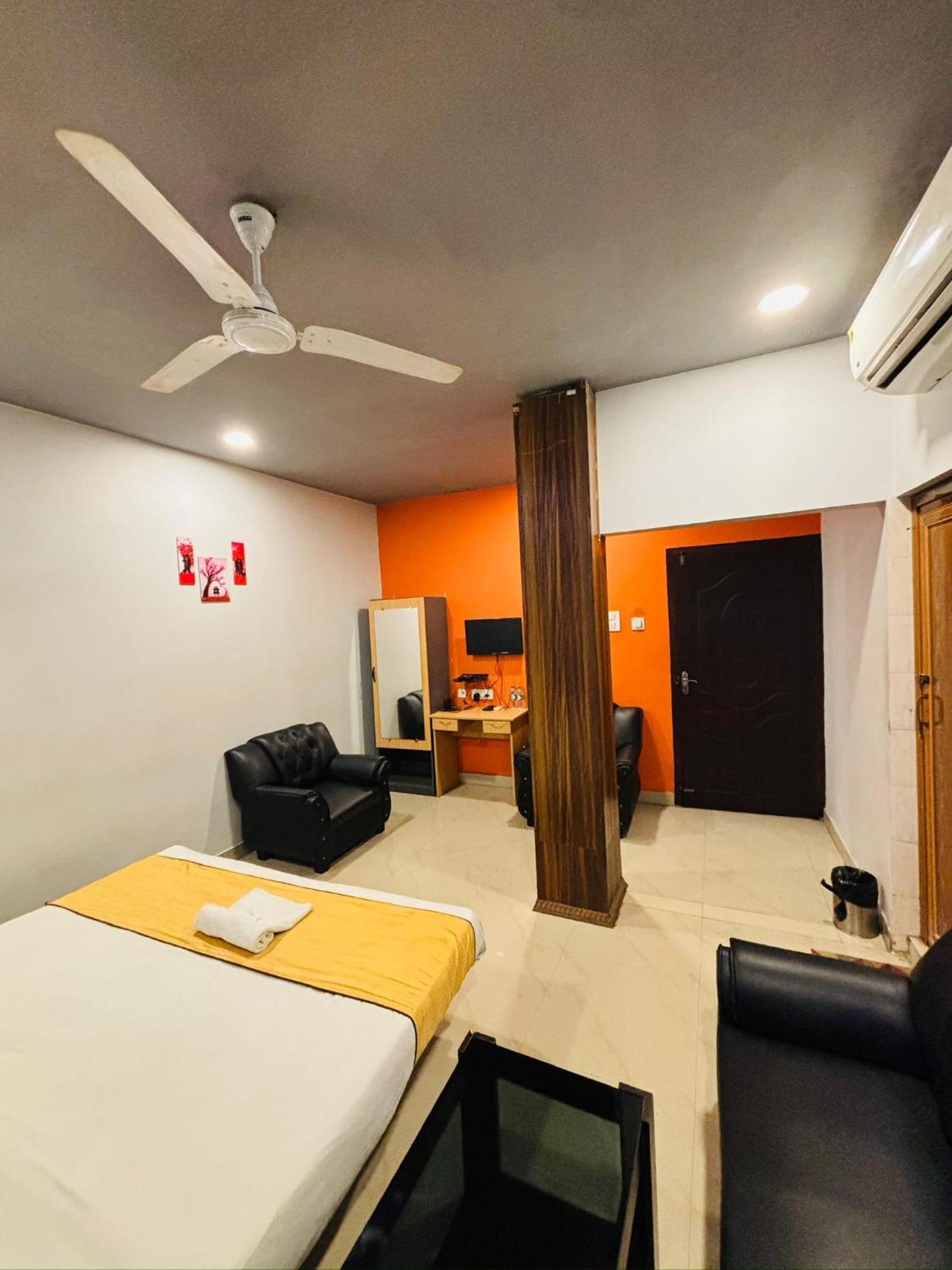 Hotel Aditya Palace Guwahati Exteriör bild
