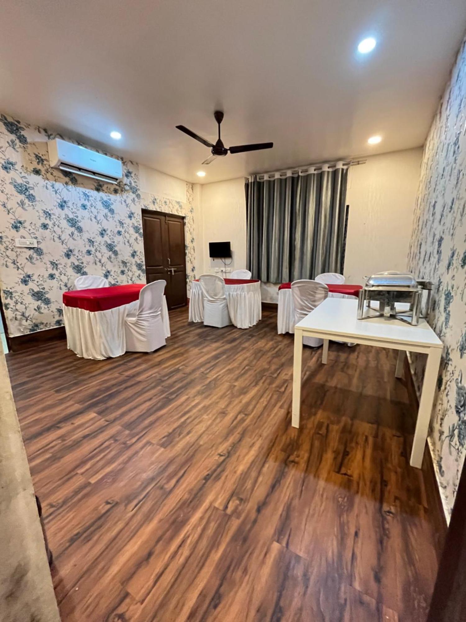 Hotel Aditya Palace Guwahati Exteriör bild
