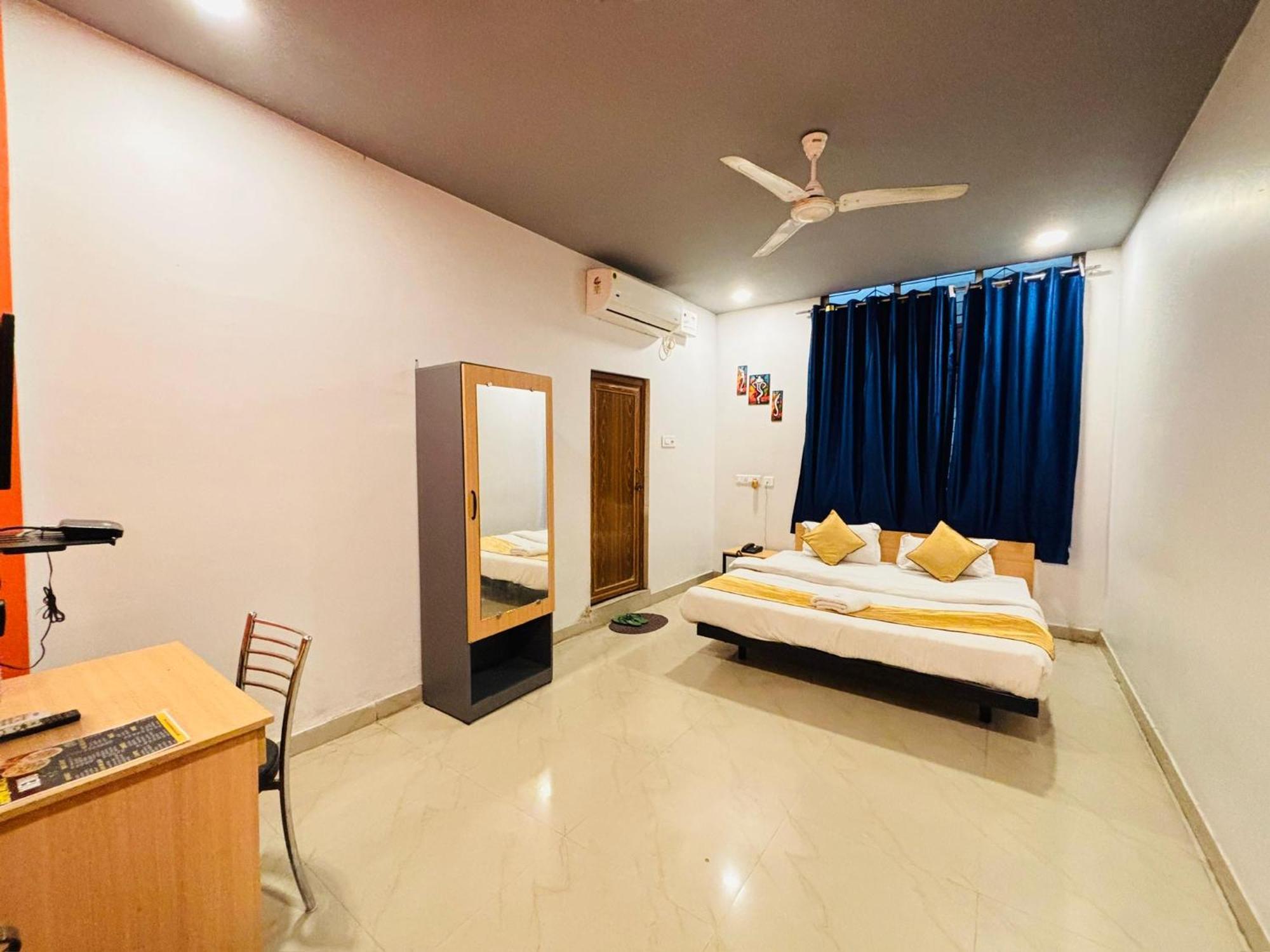 Hotel Aditya Palace Guwahati Exteriör bild