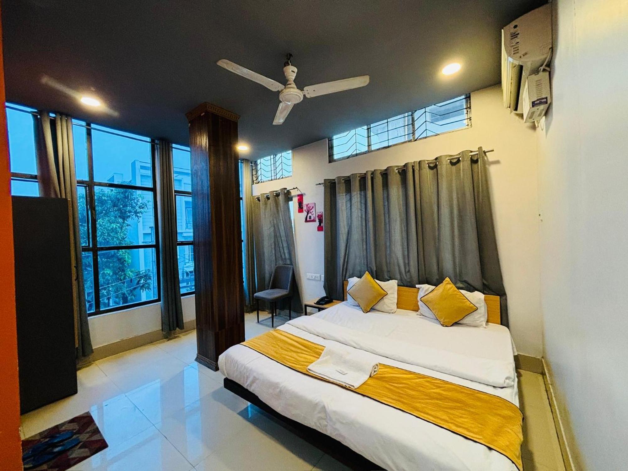 Hotel Aditya Palace Guwahati Exteriör bild