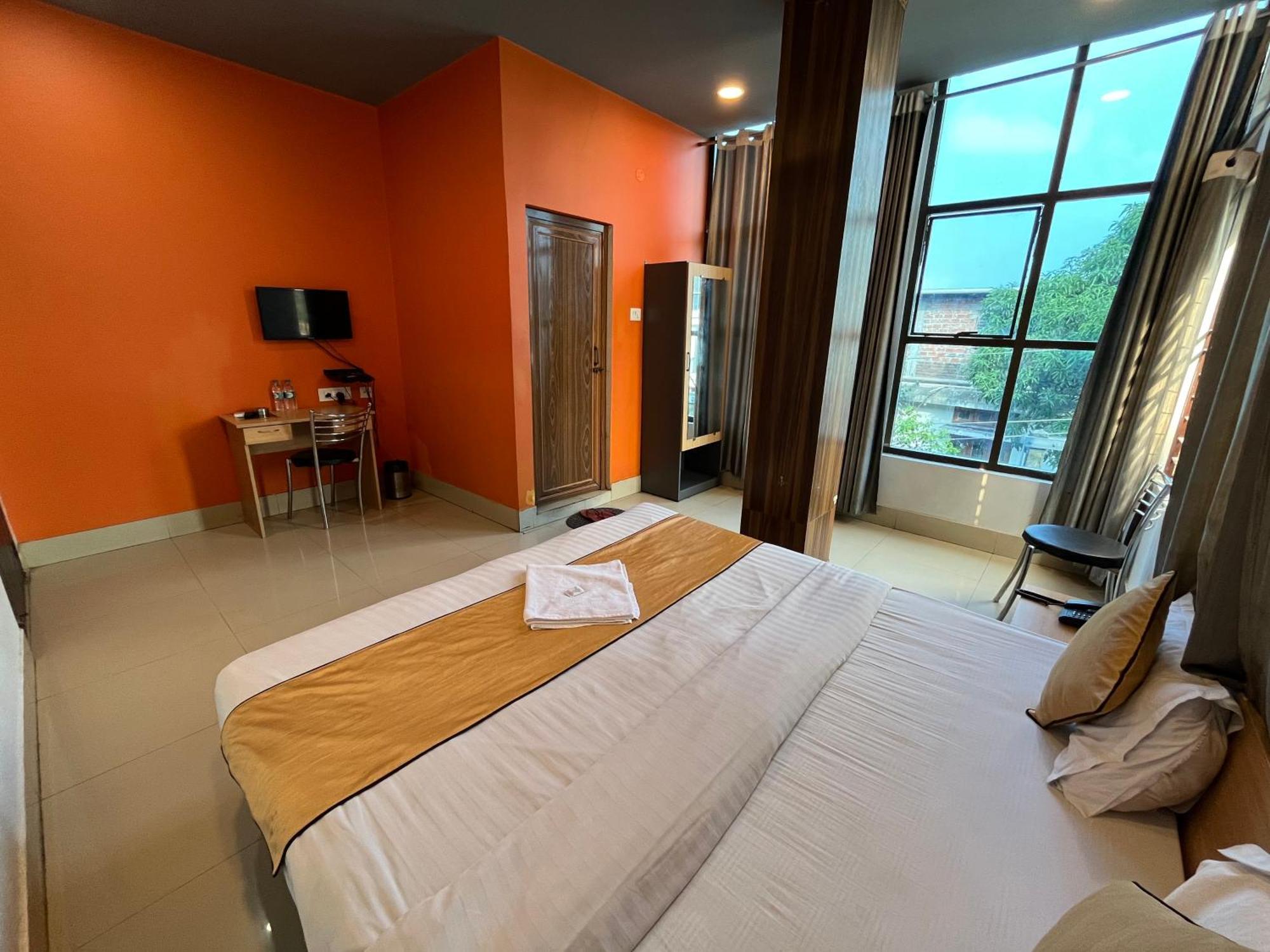 Hotel Aditya Palace Guwahati Exteriör bild