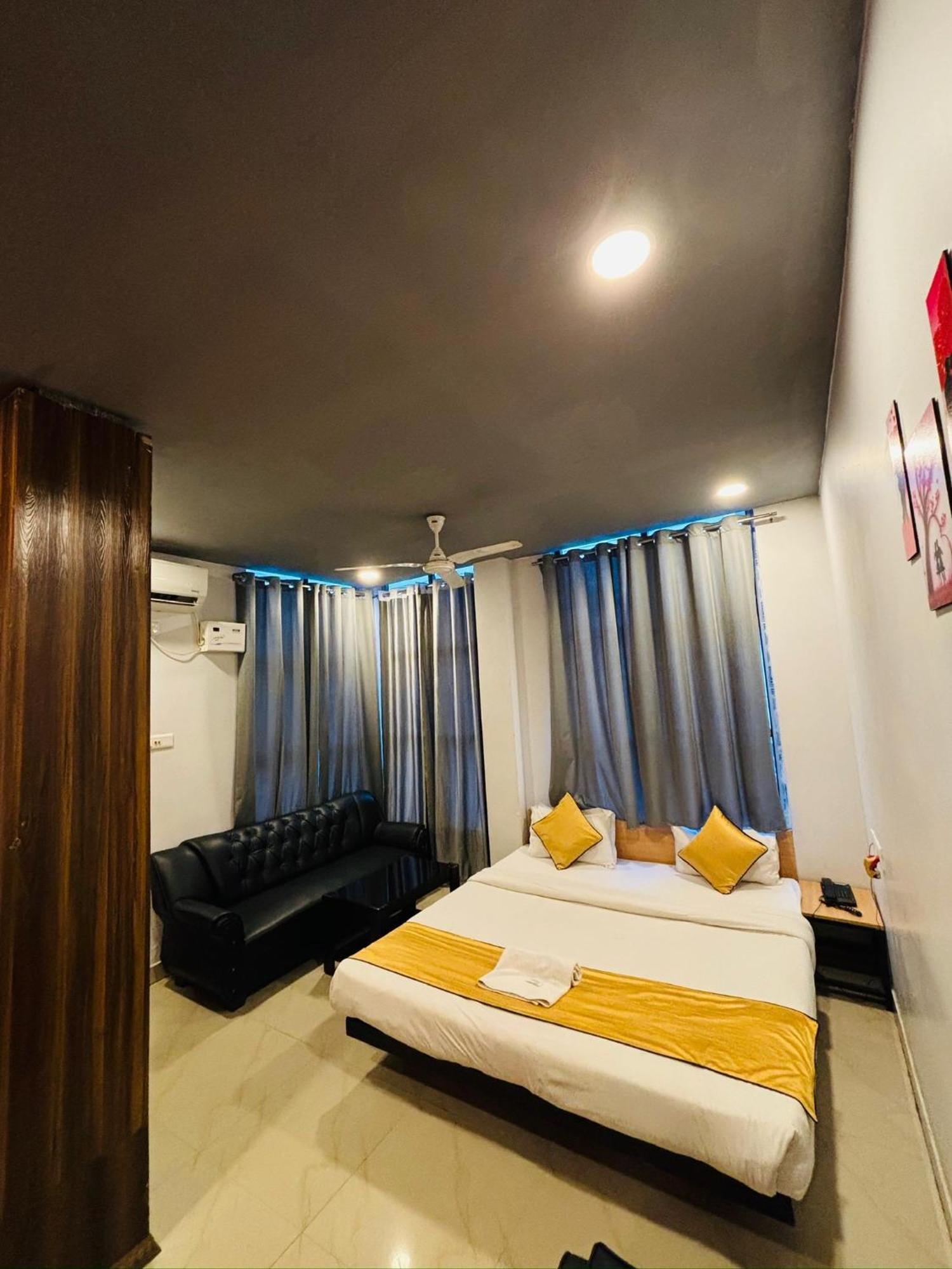 Hotel Aditya Palace Guwahati Exteriör bild